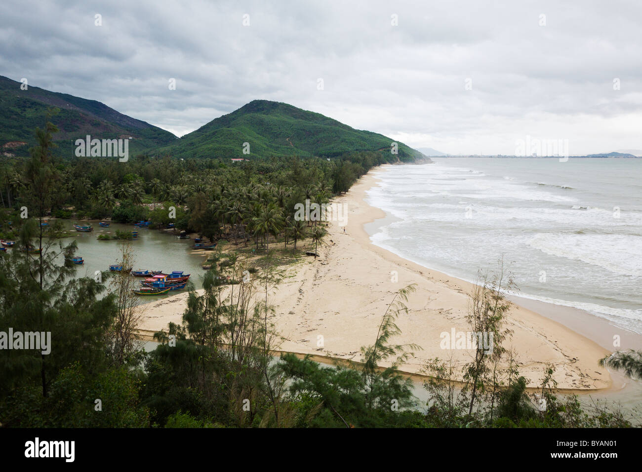 Strand und kleinem Hafen entlang Hwy 1 D südlich von Quy Nhon sichtbar in der Ferne, Vietnam Stockfoto