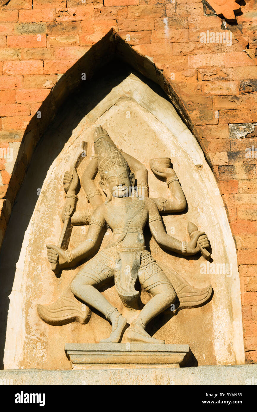 Sechs bewaffnete tanzenden Shiva über dem Eingang zum größten Turm bei Po Klong Garai Cham Türme in Süd-Vietnam Stockfoto