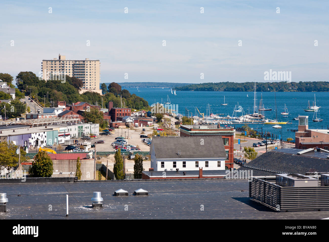 Marina auf der Küstenlinie von Casco Bay nahe der Innenstadt von Portland, Maine Stockfoto