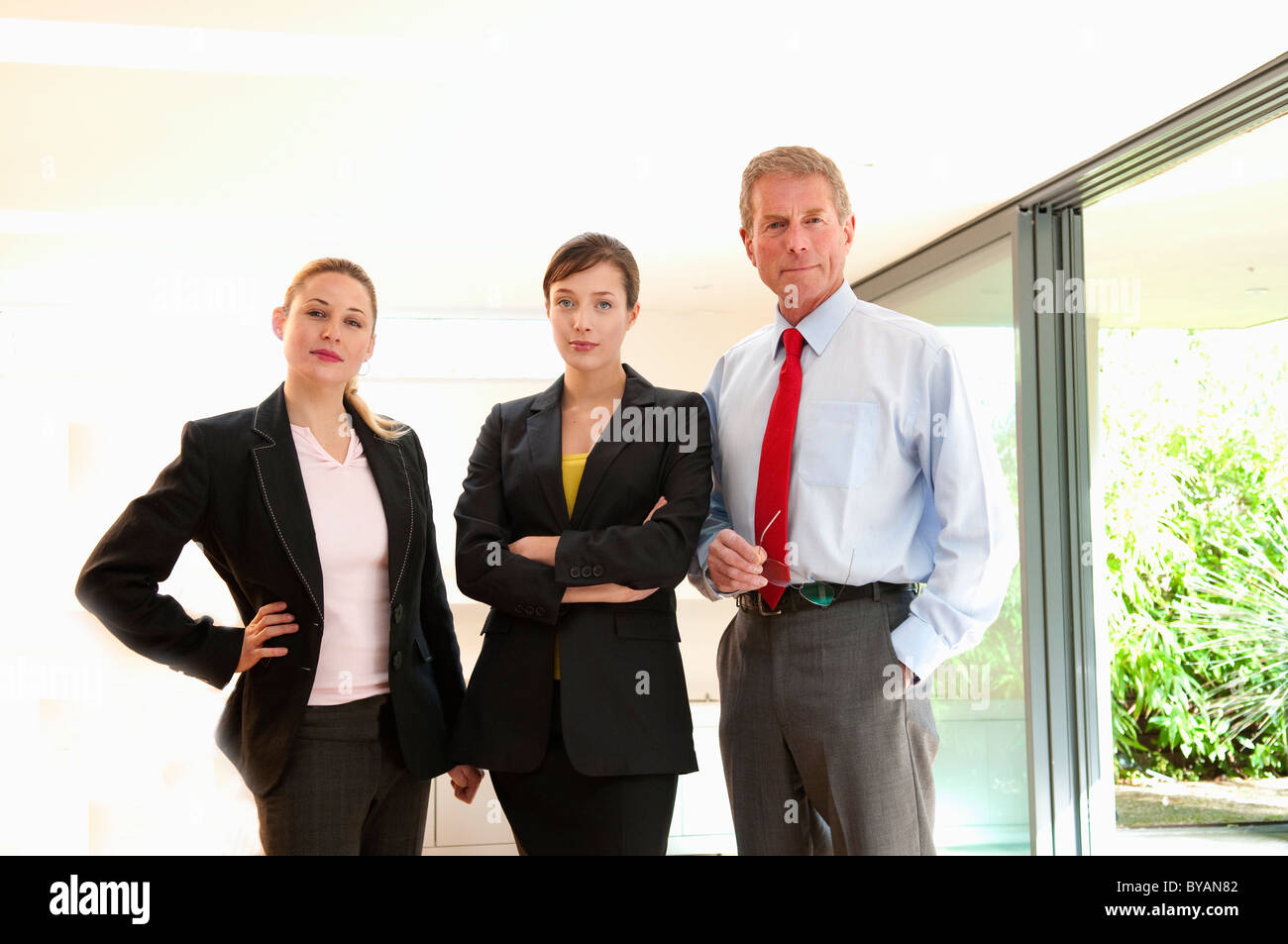 Zuversichtlich Business-Trio im leichten office Stockfoto