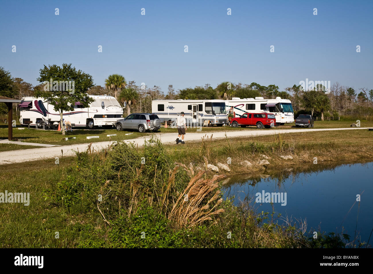 Ein Full-Service-RV Park schmiegt sich an den Ufern des Denkmal-See im Big Cypress National Preserve. Florida, USA Stockfoto