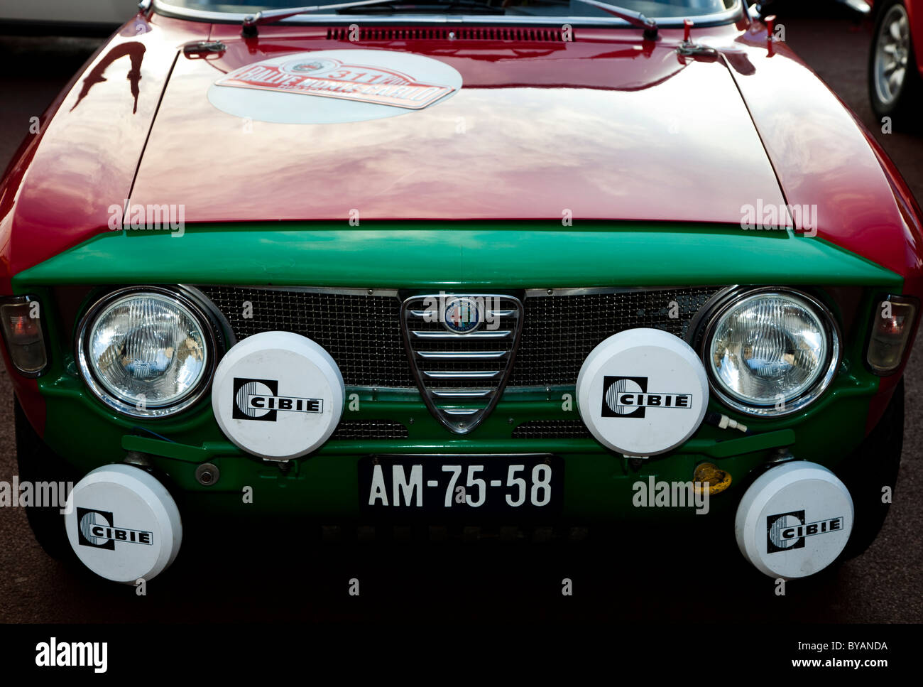 Frontgrill und treibende Lampen ein Alfa Romeo rally Auto vorbereitet für  die 100. Rallye Monte Carlo Stockfotografie - Alamy