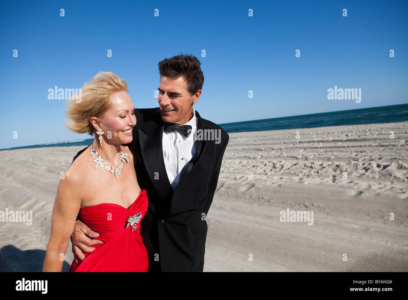 Paare, die am Strand Stockfoto