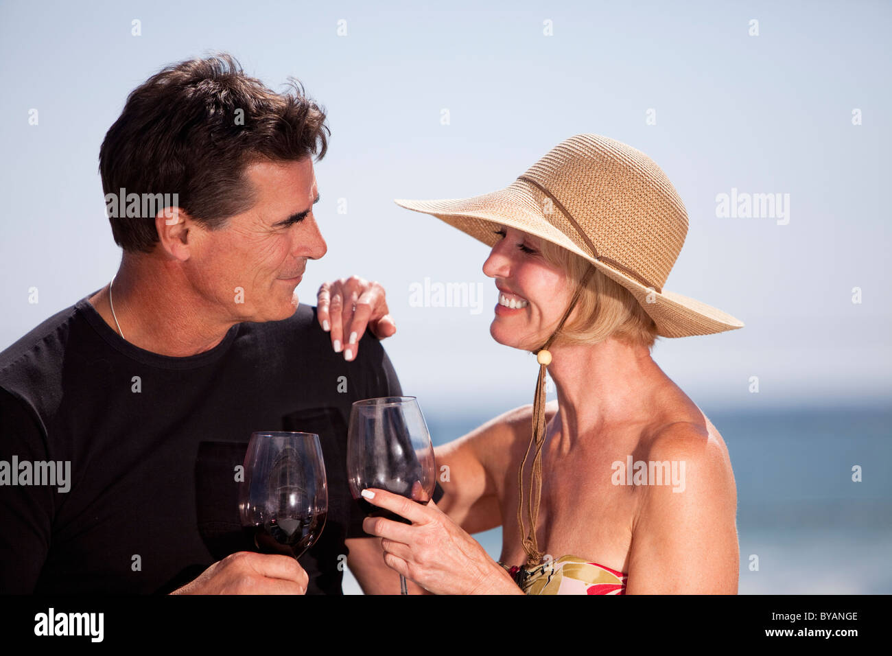 Paar Wein zusammen trinken Stockfoto