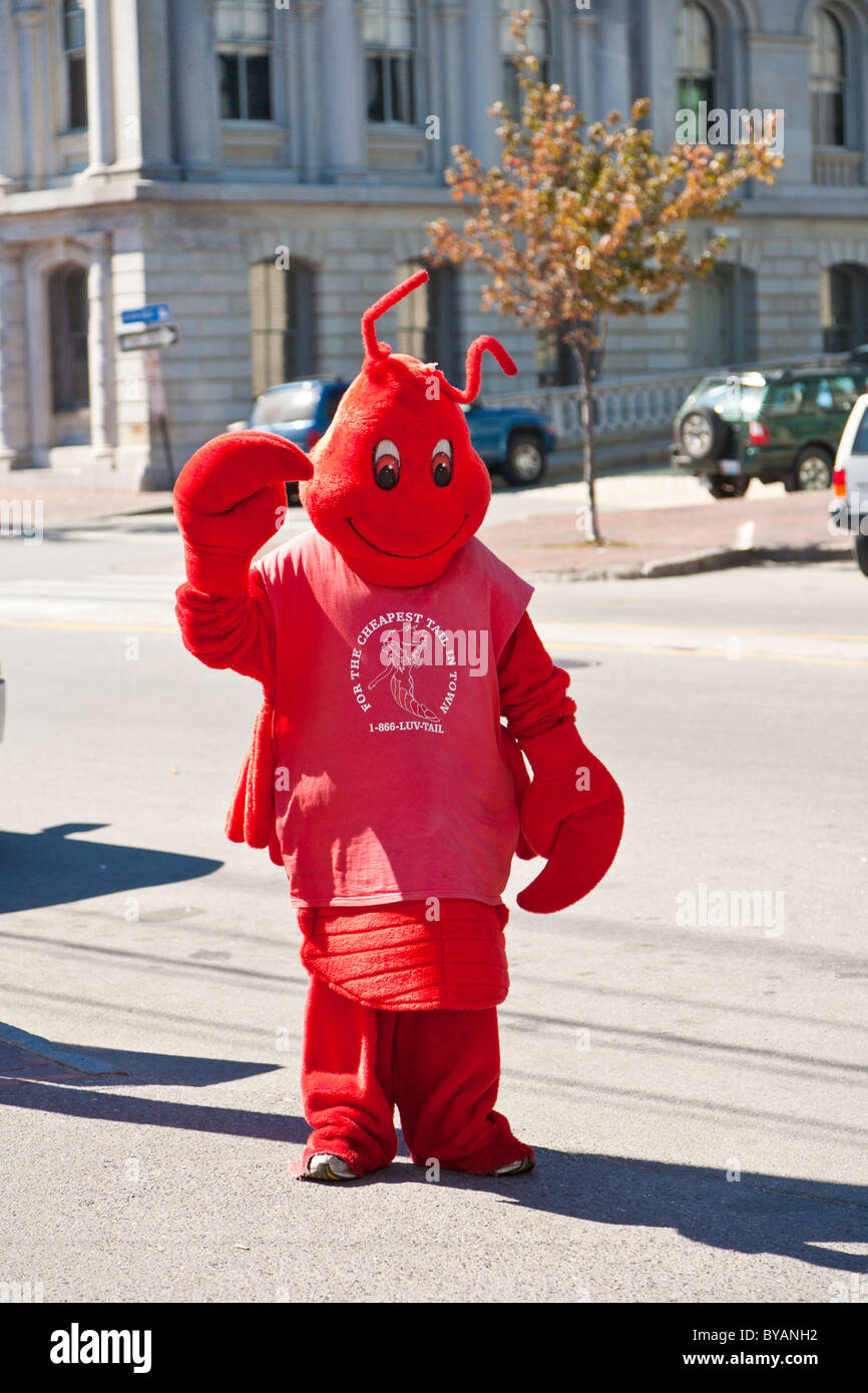 Person in hellen roten Hummer Kostüm wirbt für ein Restaurant in die alten Hafen von Portland, Maine Stockfoto