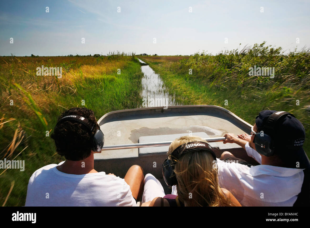 Touristen genießen Sie eine Fahrt mit dem Luftkissenboot in Everglades Stockfoto
