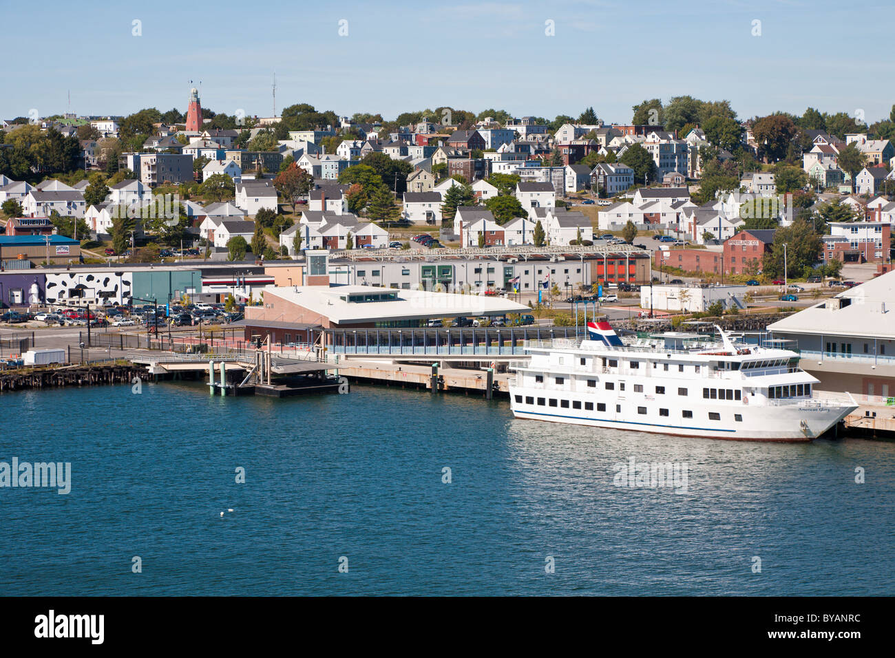 Kleine Kreuzfahrtschiff angedockt an Ocean Gateway Terminal Visitor Information Center Casco Bay in Portland, Maine Stockfoto