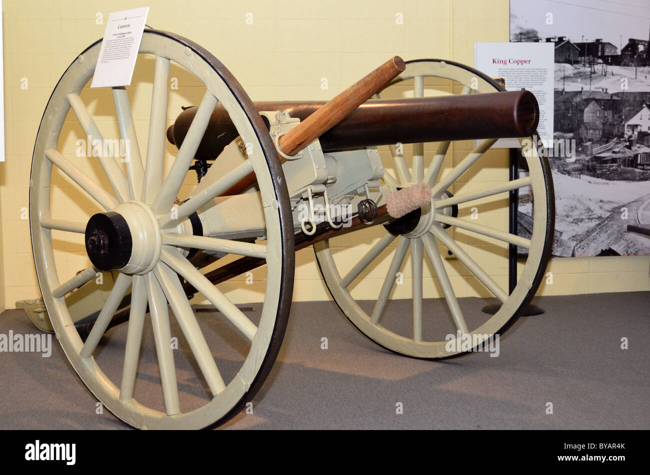 Eine alte Mode-Kanone auf Rädern. Museum der Rockies, Bozeman, Montana, USA. Stockfoto