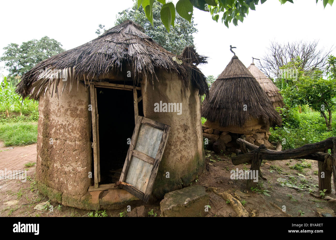 Urige Hütten in einem kleinen Dorf in Nord-Benin. Stockfoto