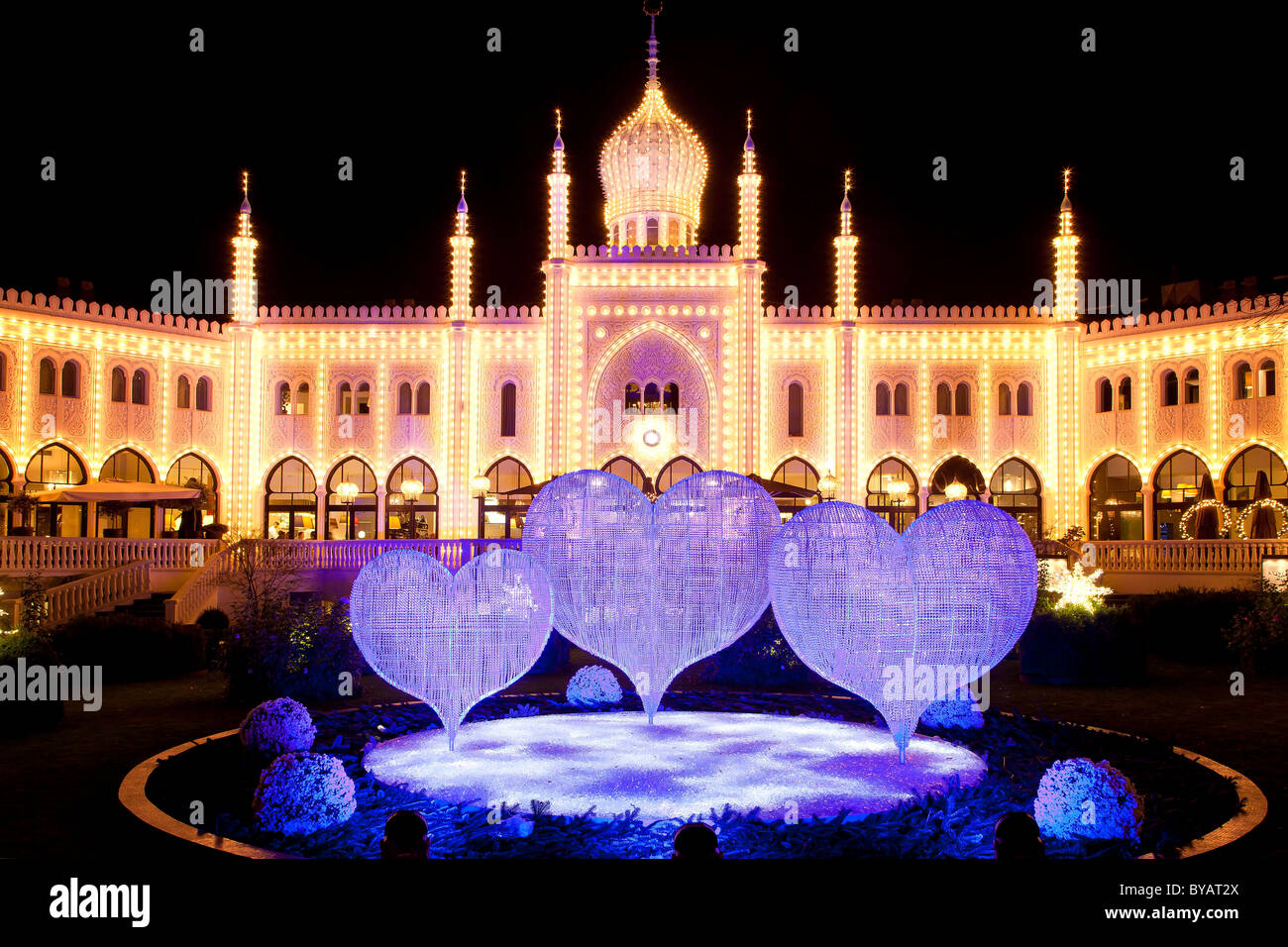 Blaue Weihnachten Herzen vor Restaurant Nimb, Tivoli, Kopenhagen, Dänemark, Europa Stockfoto