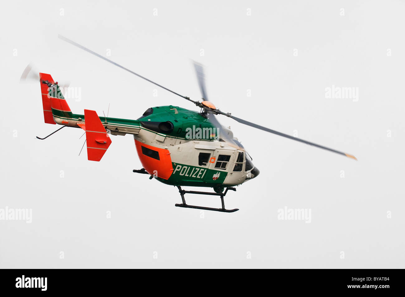 NRW-Polizei-Hubschrauber fliegt eine Kurve, Deutschland, Europa Stockfoto
