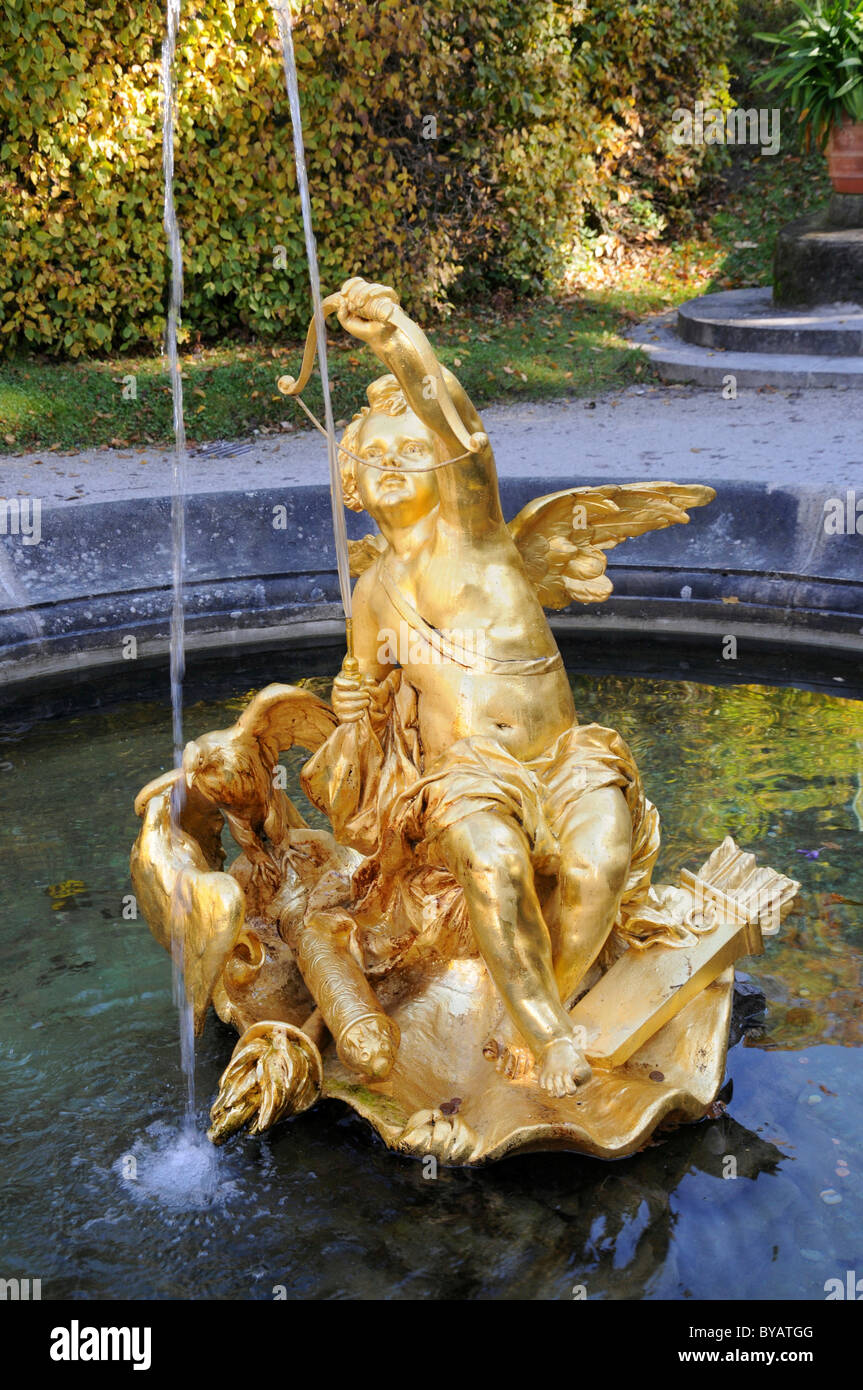 Goldener Brunnen, Amor Figur schießen einen Pfeil von Wassergärten, Ostparterre, Schlosspark, Schloss Linderhof Palace Stockfoto