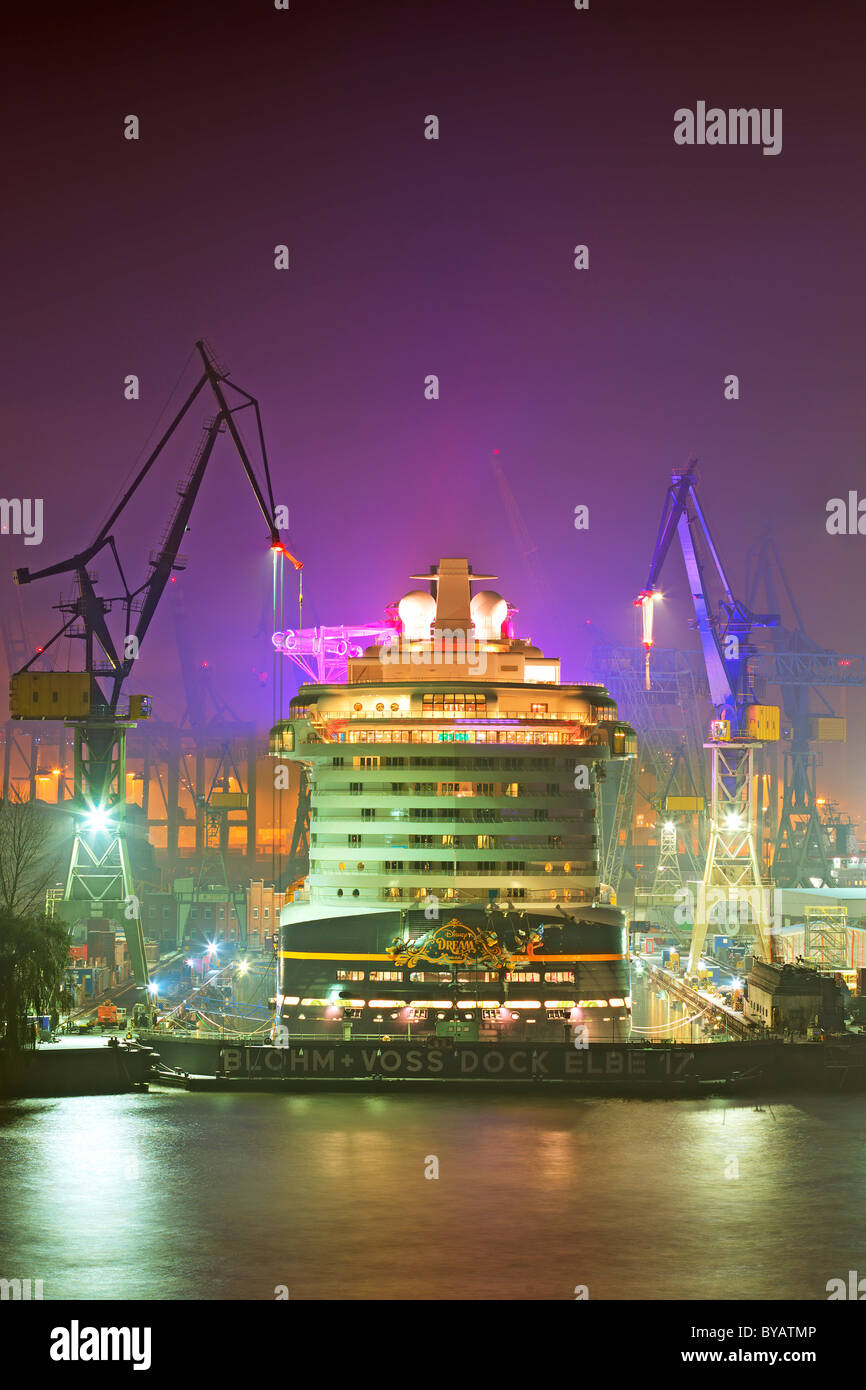 Schiff, Kreuzer, große Kreuzfahrtschiff "Disney Dream" im Dock 17 im Hamburger Hafen am Fluss Elbe nachts, Blohm und Voss Werft in Stockfoto