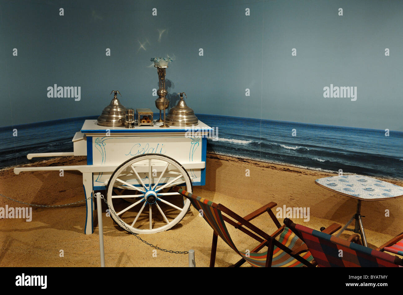 Italienischen Eiswagen am Strand der Adria, spezielle 50er Jahre Ausstellung Bayern-Italien 2010, neue National Textile und Stockfoto