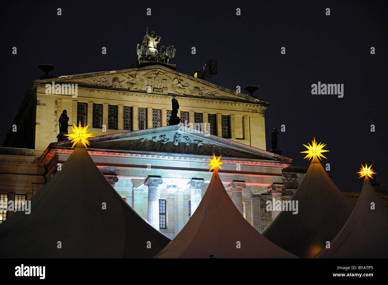 Weihnachtsmarkt am Gendarmenmarkt, hinter dem Konzerthaus concert Hall, Berlin, Deutschland, Europa Stockfoto