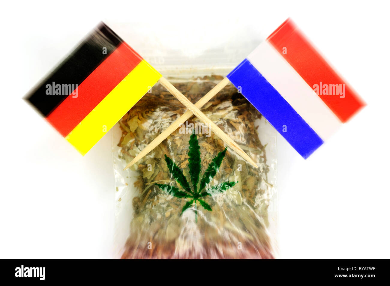 Tasche von Marihuana mit den Flaggen von Deutschland und den Niederlanden, symbolisches Bild Stockfoto