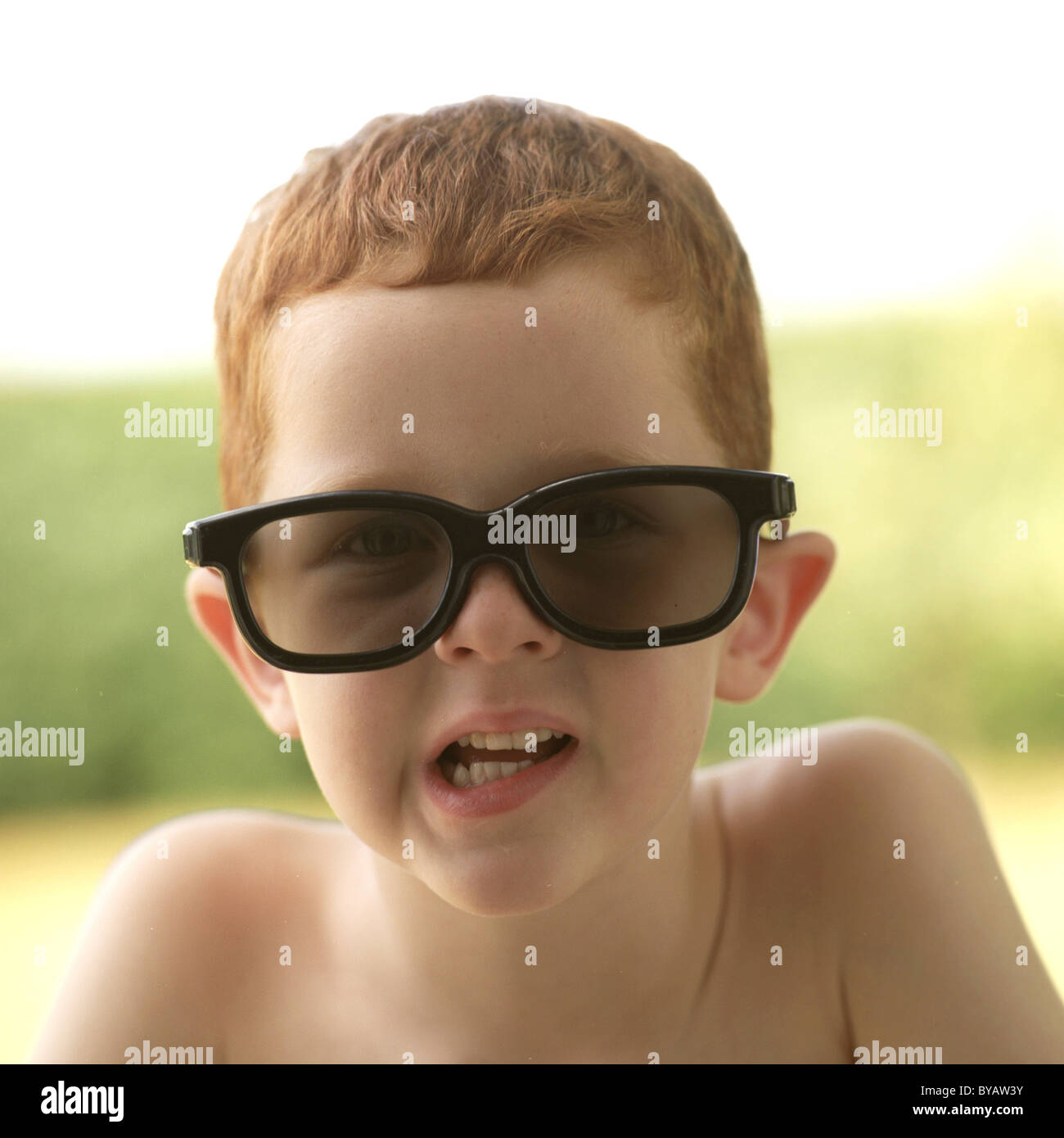 Kleine männliche Kind tragen humorvoll Lustig oversize Sonnenbrille aus dem 3D-Kino Stockfoto