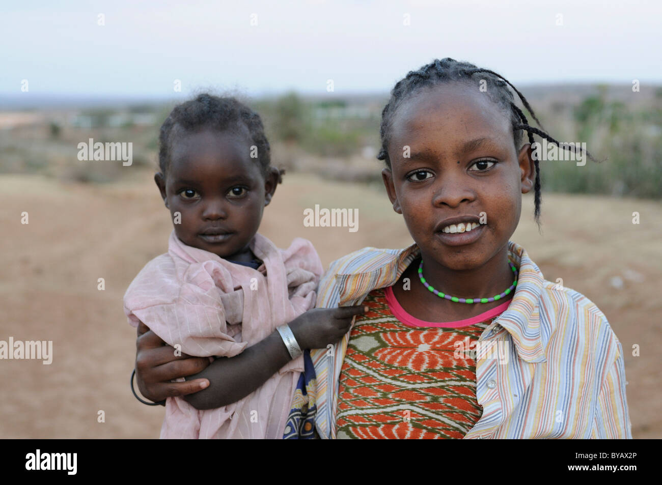 Junge muslimische Mädchen mit einem kleinen Kind, Yabello, Südliches Äthiopien, Afrika Stockfoto