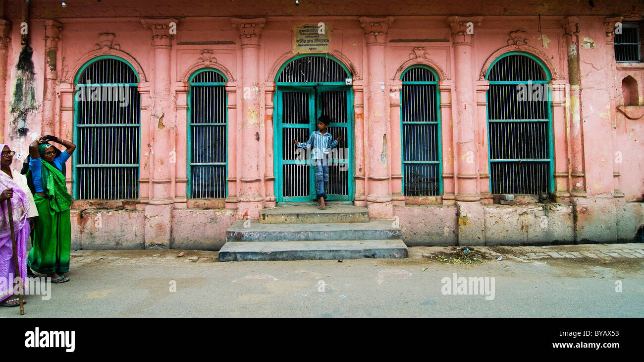 Bunten Gebäuden in den Straßen von der Heiligen Stadt Ayodhya. Stockfoto
