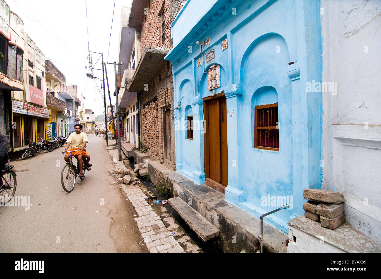 Bunten Gebäuden in den Straßen von der Heiligen Stadt Ayodhya. Stockfoto