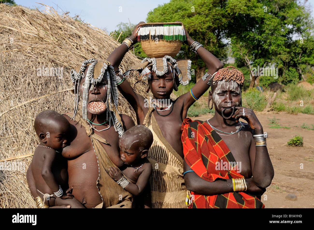 Frauen des Stammes Mursi, eins mit einem Teller in ihrer Lippe, Mago Nationalpark, Omo-Tal, Südäthiopien, Südäthiopien Stockfoto