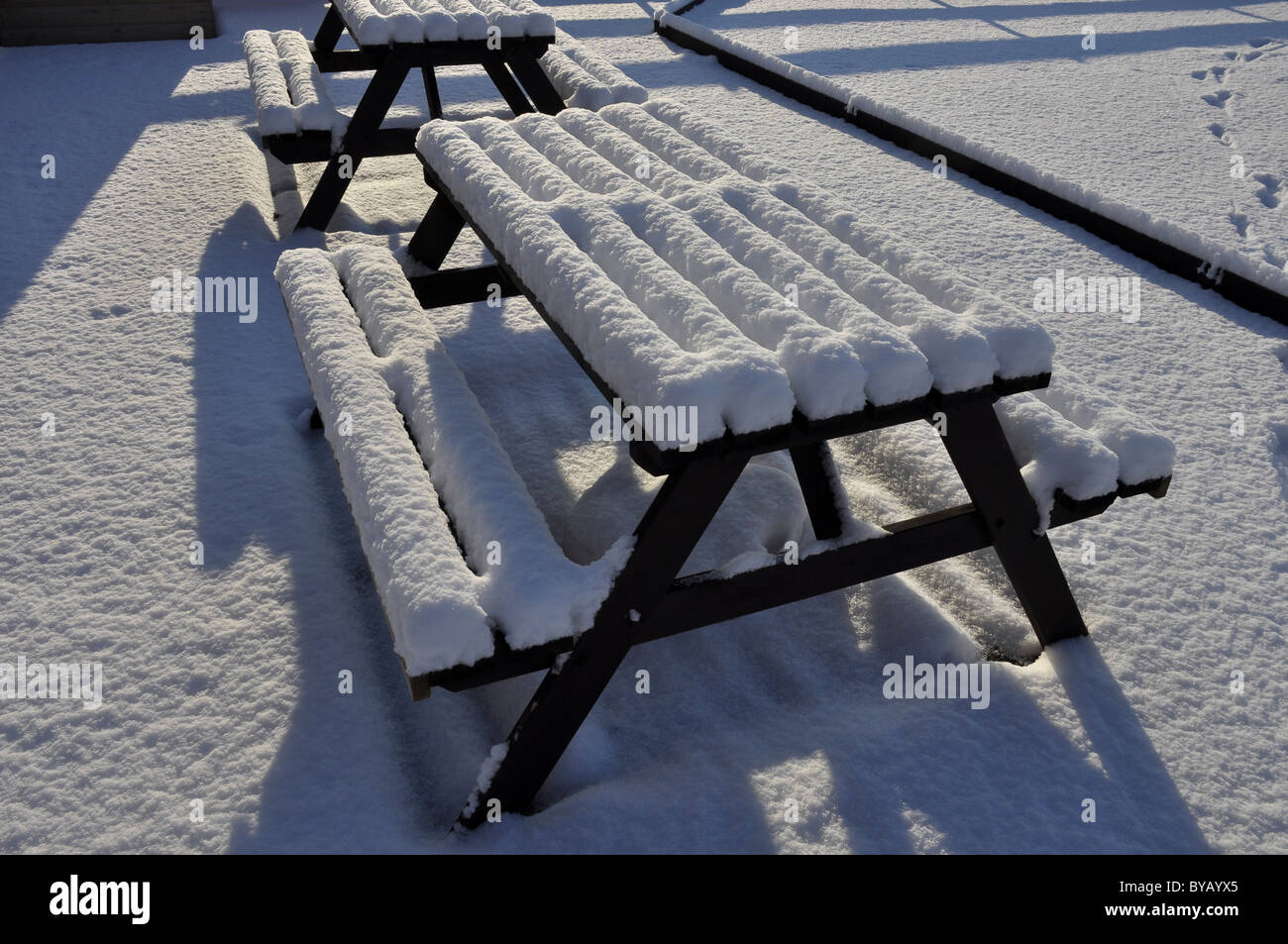 Schneebedeckte Picknickbank Stockfoto