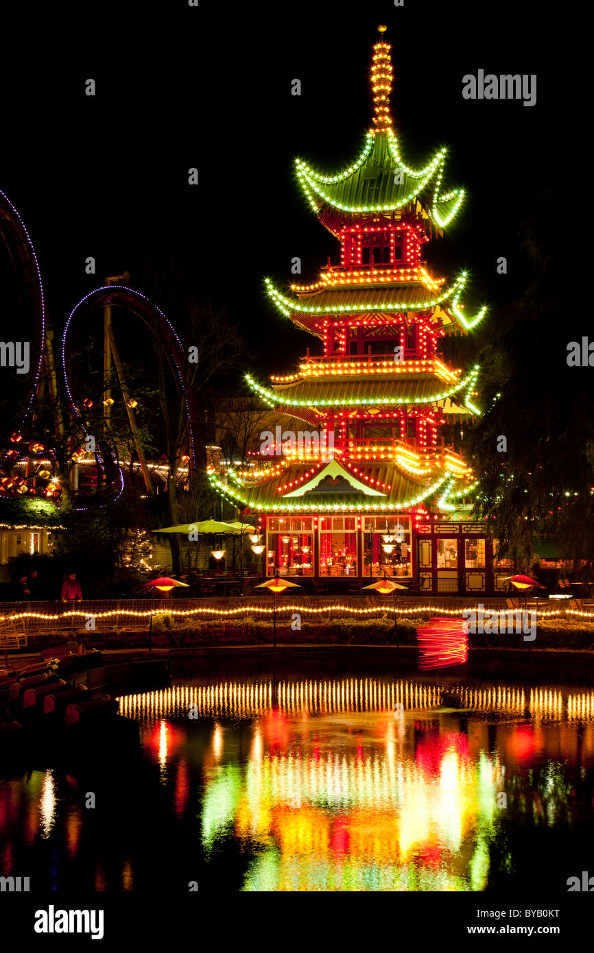 Der chinesische Turm im Tivoli mit Weihnachten Dekoration, Kopenhagen, Dänemark, Europa Stockfoto