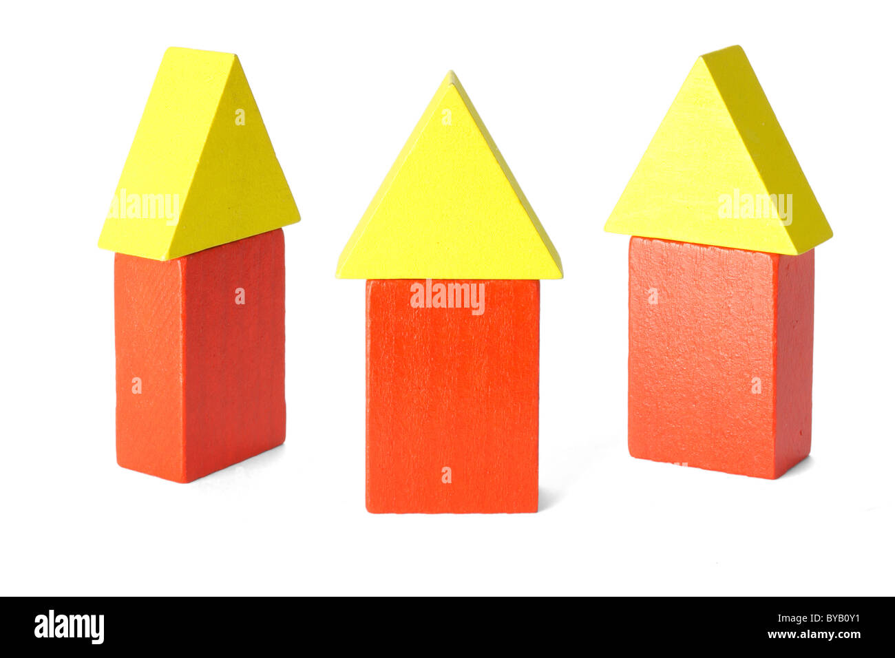 Drei Holzspielzeug Blockhäuser auf weißem Hintergrund angeordnet Stockfoto