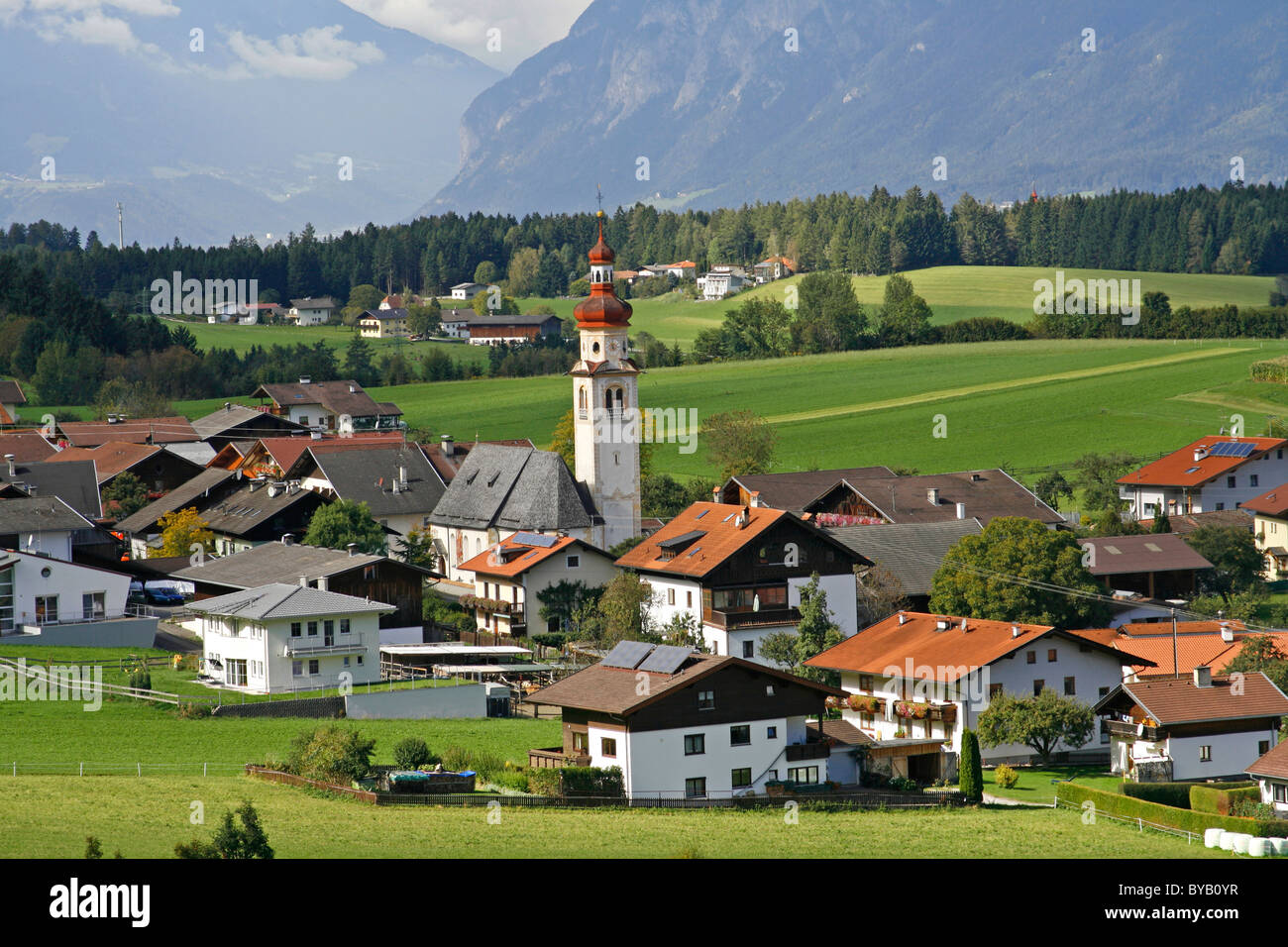Kleine Stadt von Tulfes, Kirche, Berge, Landschaft, Tirol, Austria, Europe Stockfoto