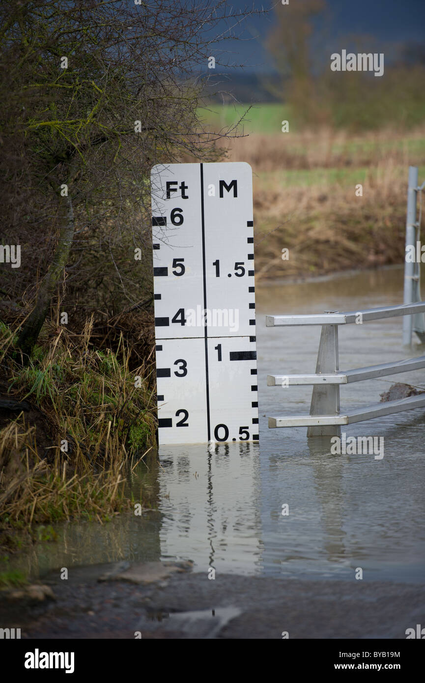 Wasser Tiefe Markierung am Straßenrand, wo der Fluss über die Autobahn geht. Stockfoto