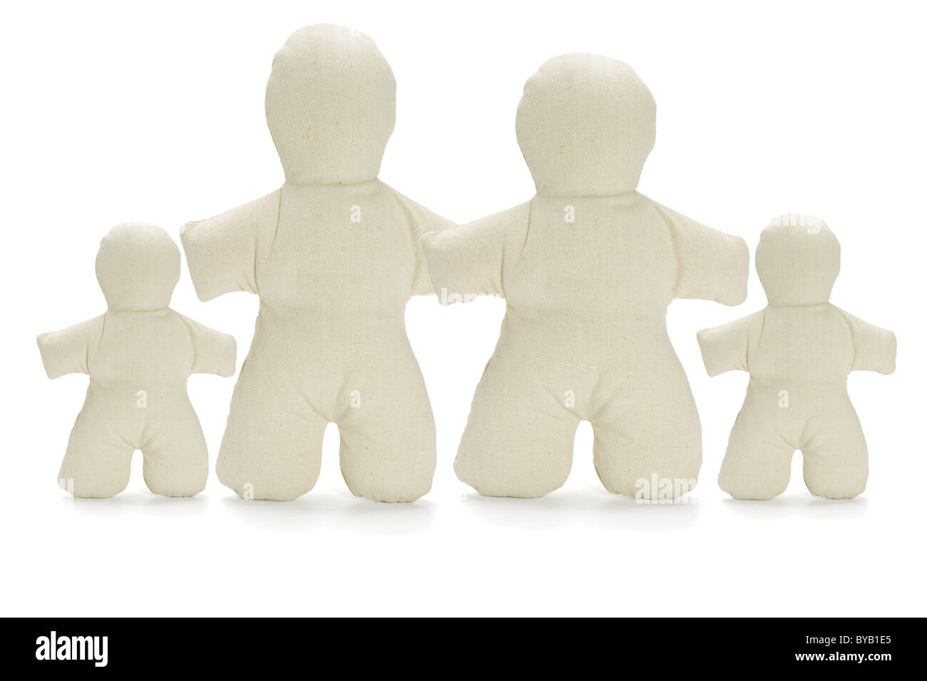Familie der gesichtslosen dummy weichen Puppen auf weißem Hintergrund Stockfoto