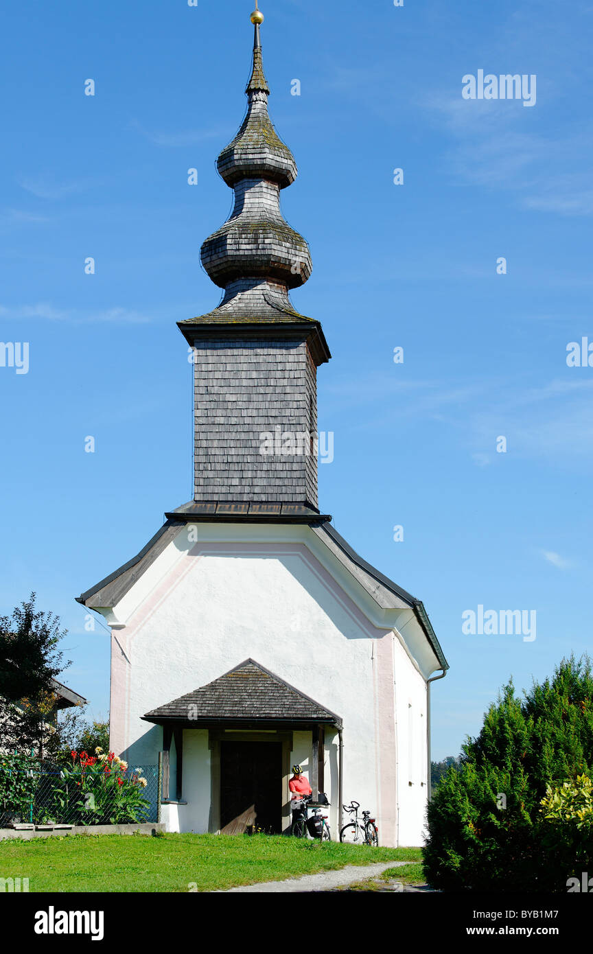 Dorf der Kirche Saint Vitus, Moosen, Saaldorf-Surheim, Upper Bavaria, Bayern, Deutschland, Europa Stockfoto