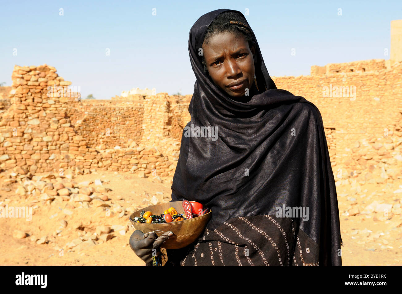 Verschleierte Muslimin in Chinguetti, Mauretanien, Nordwestafrika Stockfoto