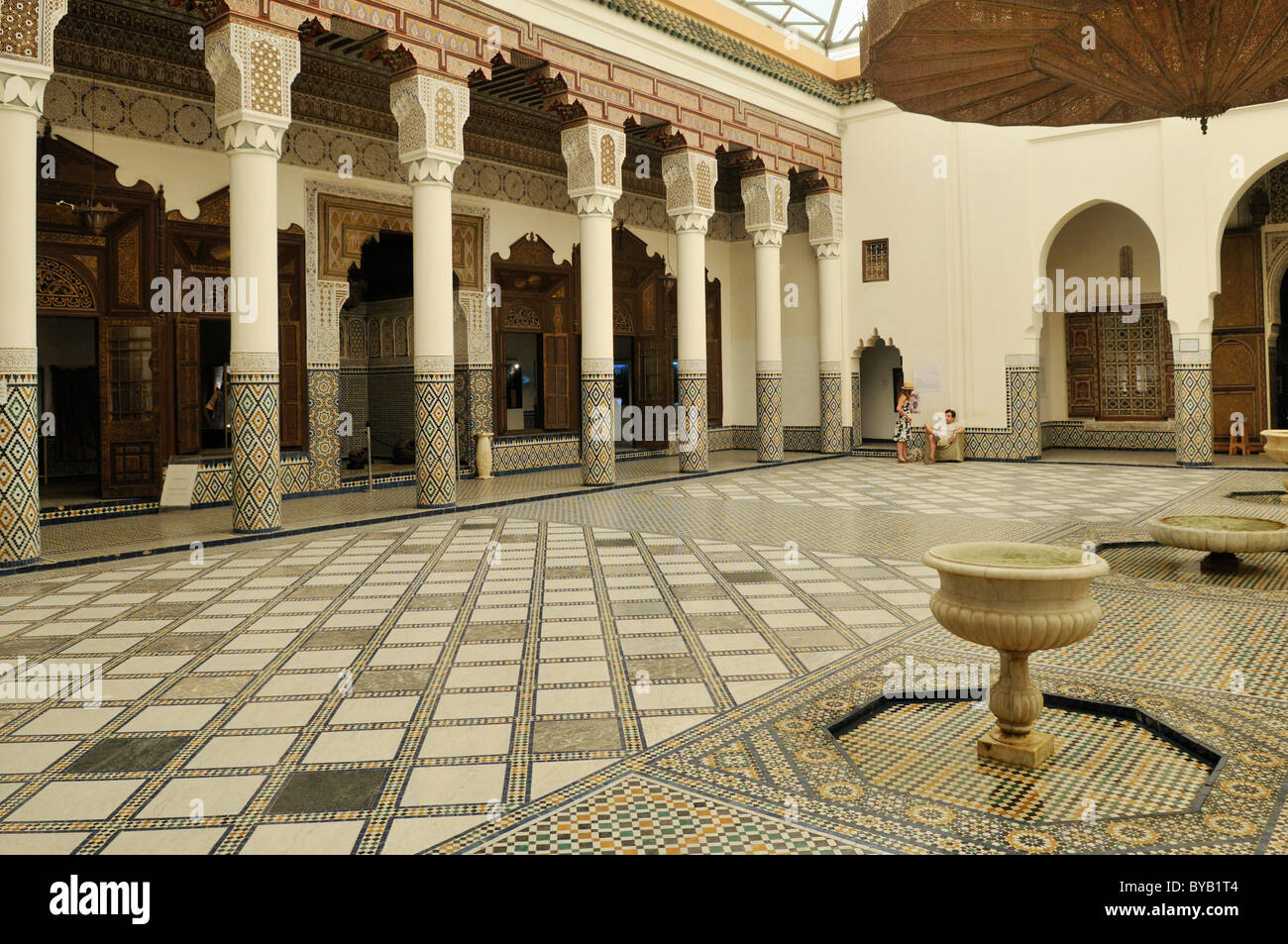 Terrasse im Dar M´Nebhi Palace, Musee de Marrakech, Marrakesch Medina, UNESCO-Weltkulturerbe, Marokko, Nordafrika Stockfoto