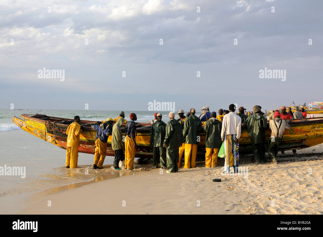 Fischer ihre Boote an den Strand, zurückschieben Nouakchott, Mauretanien, Westafrika, Afrika Stockfoto