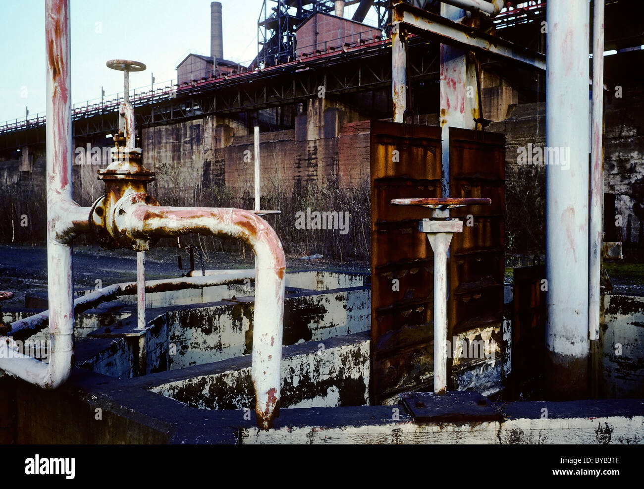 Rostige Rohre, stillgelegten Thyssen Hochofenwerk, 1990, heute Landschaftspark Duisburg-Nord, Nordrhein-Westfalen Stockfoto