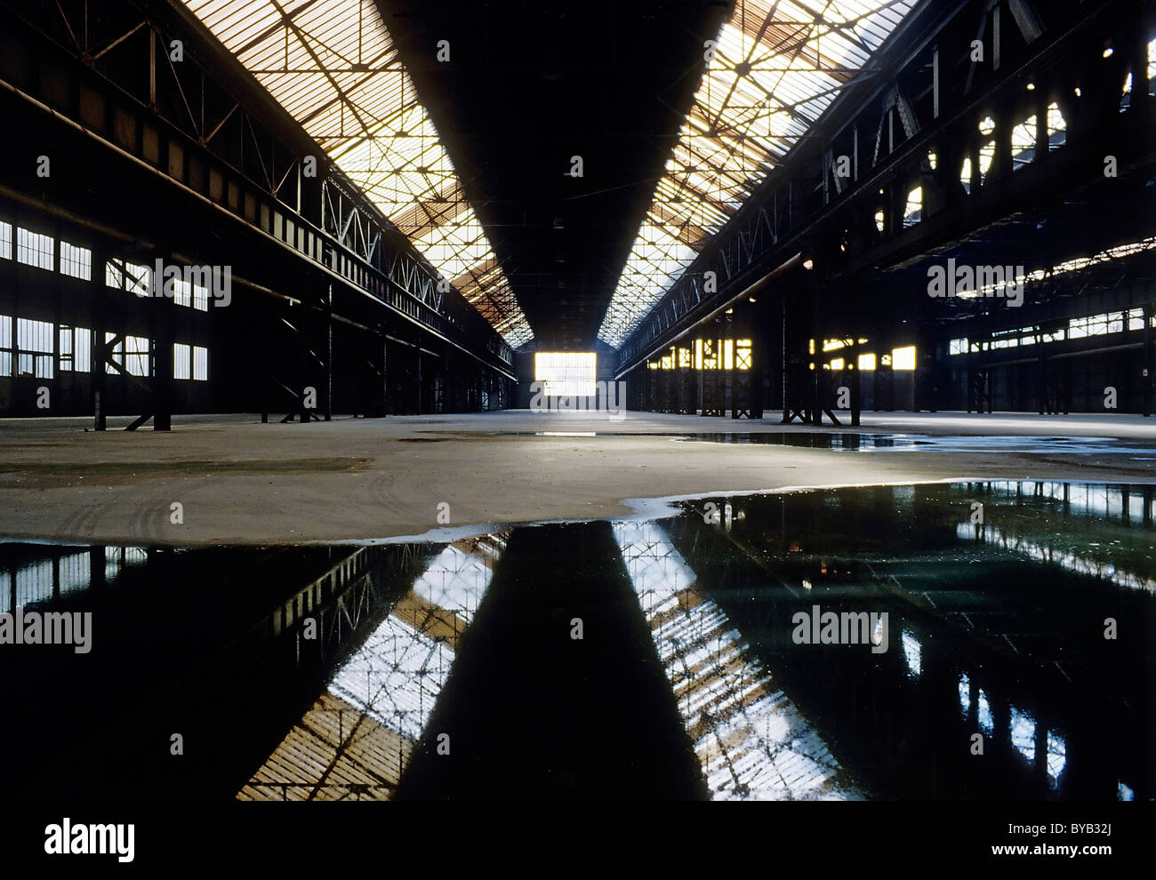 Riesige, leere Industriegebäude, stillgelegten Güterbahnhof, Duisburg, Nordrhein-Westfalen, Deutschland, Europa Stockfoto