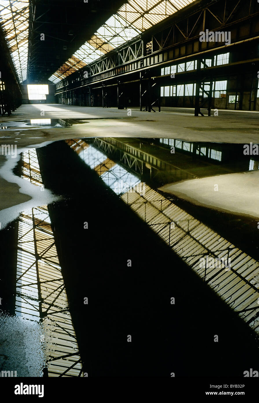 Riesige, leere Industriegebäude, stillgelegten Güterbahnhof, Duisburg, Nordrhein-Westfalen, Deutschland, Europa Stockfoto