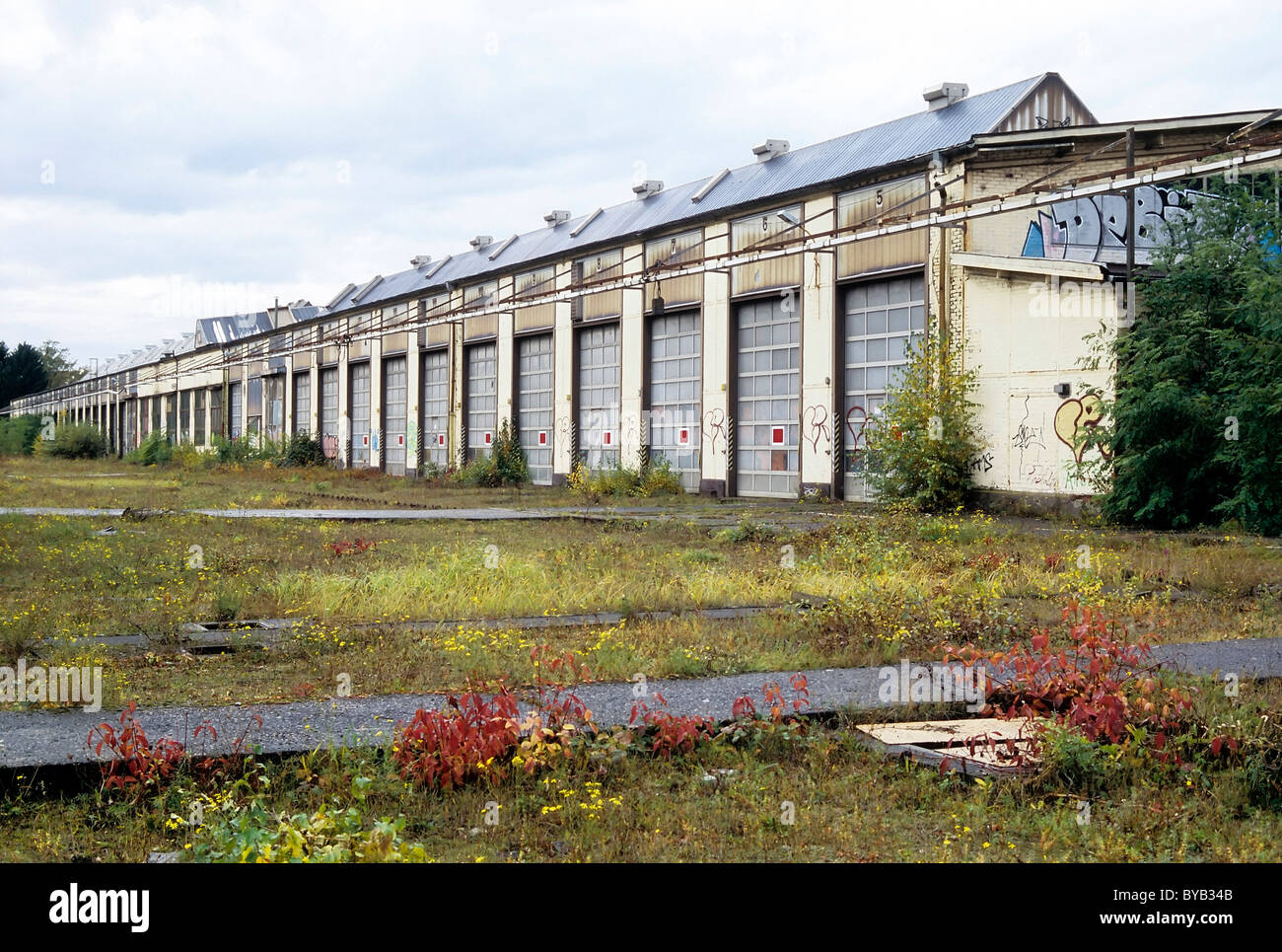 Industriehalle, ein ehemaliger Zug-Reparatur-Center, im Jahr 2003 geschlossen, Wedau District, Duisburg, Nordrhein-Westfalen, Deutschland, Europa Stockfoto
