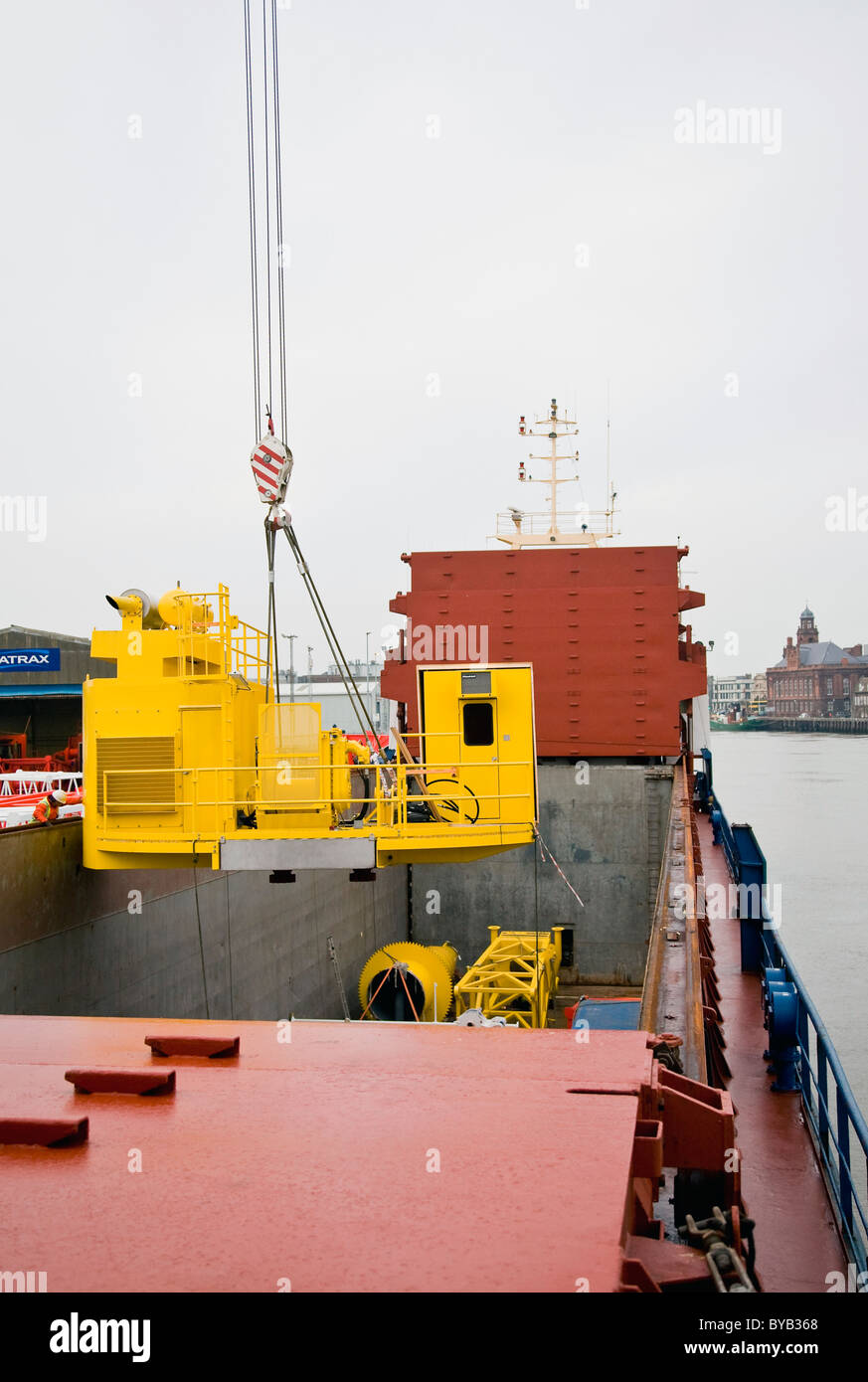 Laden von Seatrax Kran Abschnitte auf der Sea Hunter-Frachter in Great Yarmouth Stockfoto