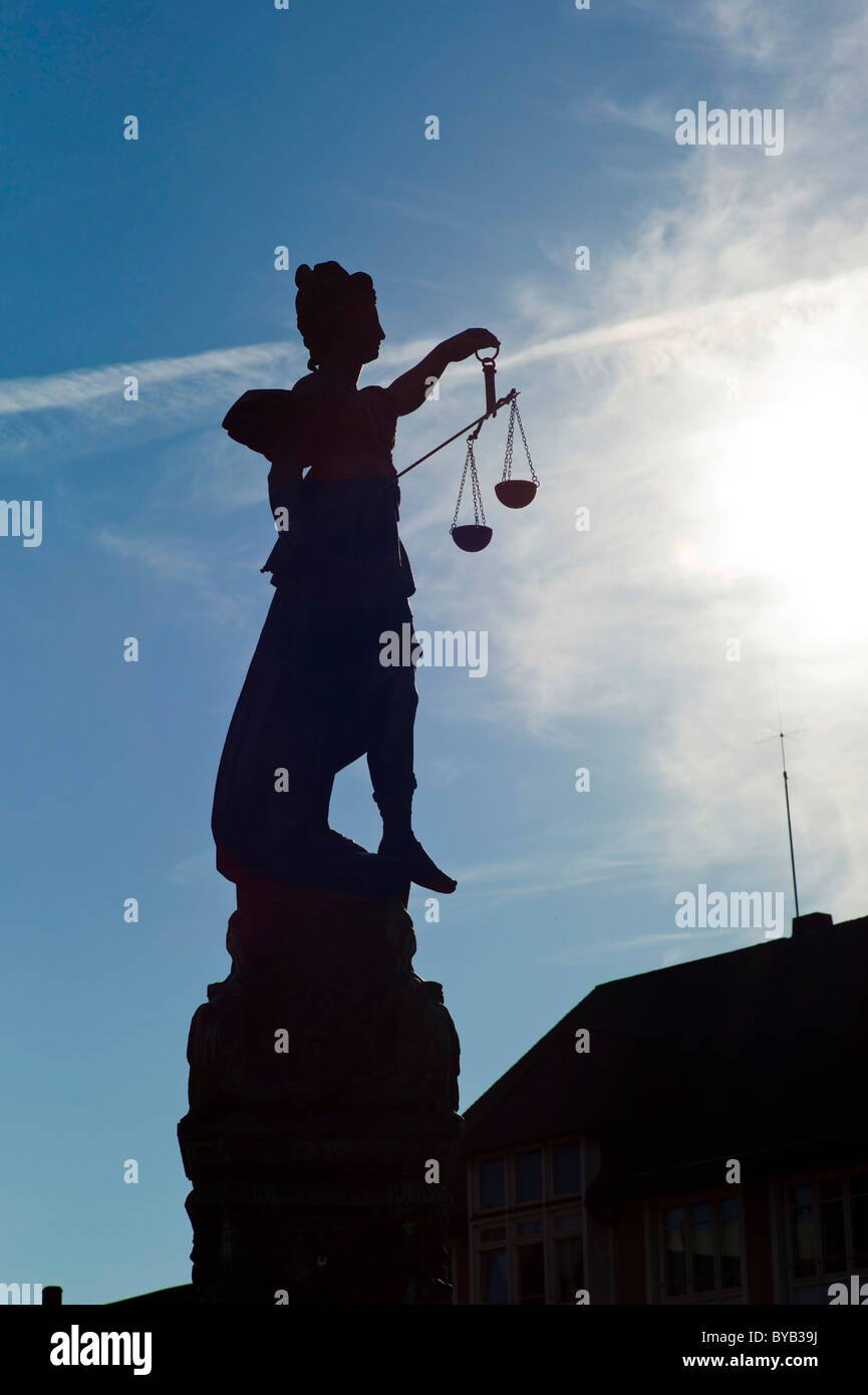 Kontur, Justitia Statue, alte römische Göttin der Gerechtigkeit, Roemerberg Quadrat, Frankfurt, Hessen, Deutschland, Europa Stockfoto