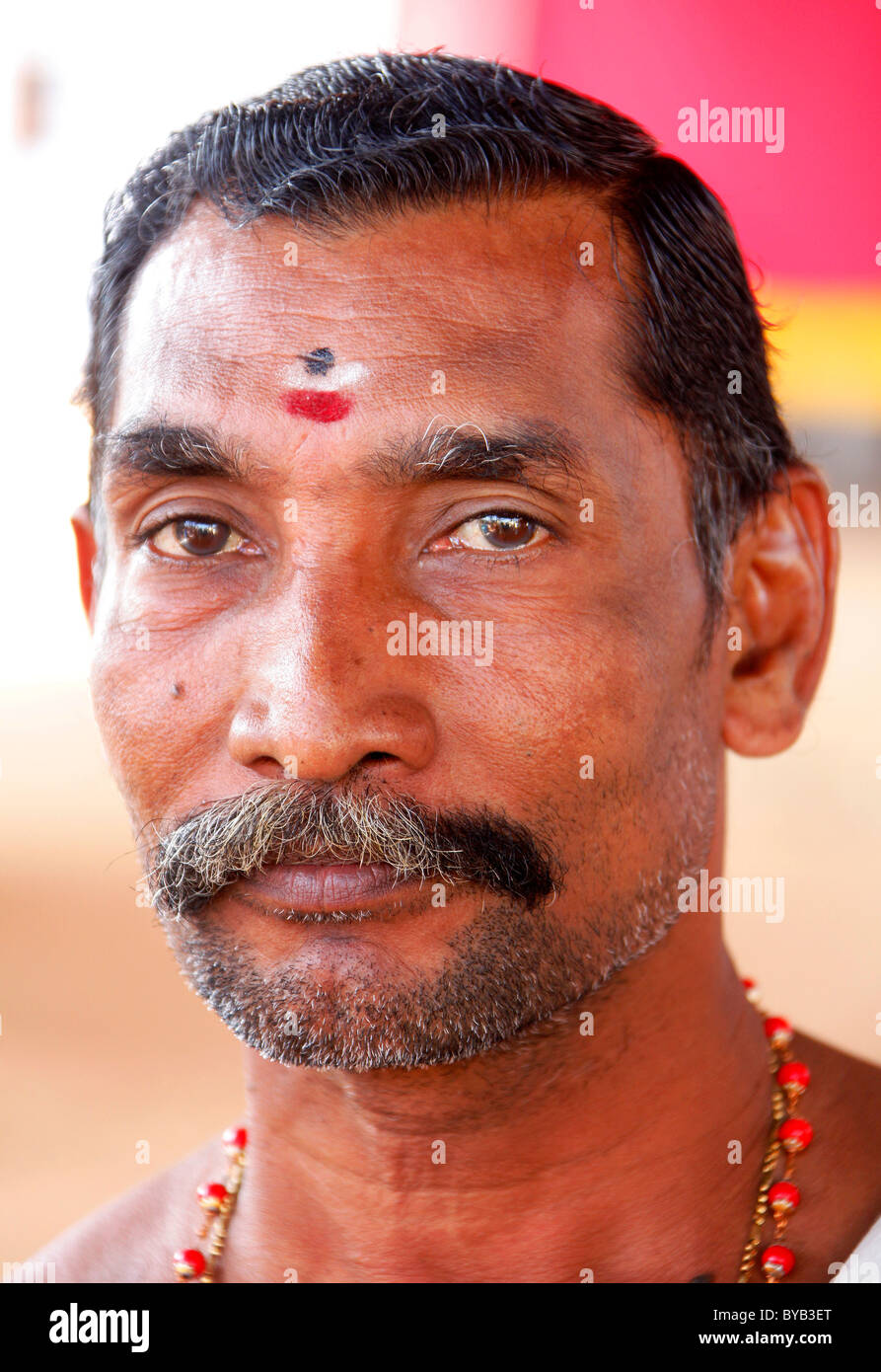 Indischen Gläubigen Hindu mit Tilaka oder Tika Mark, Tempelfest Utsav, Ettumanur Tempel, Zentralheiligtum, Lalam Stockfoto