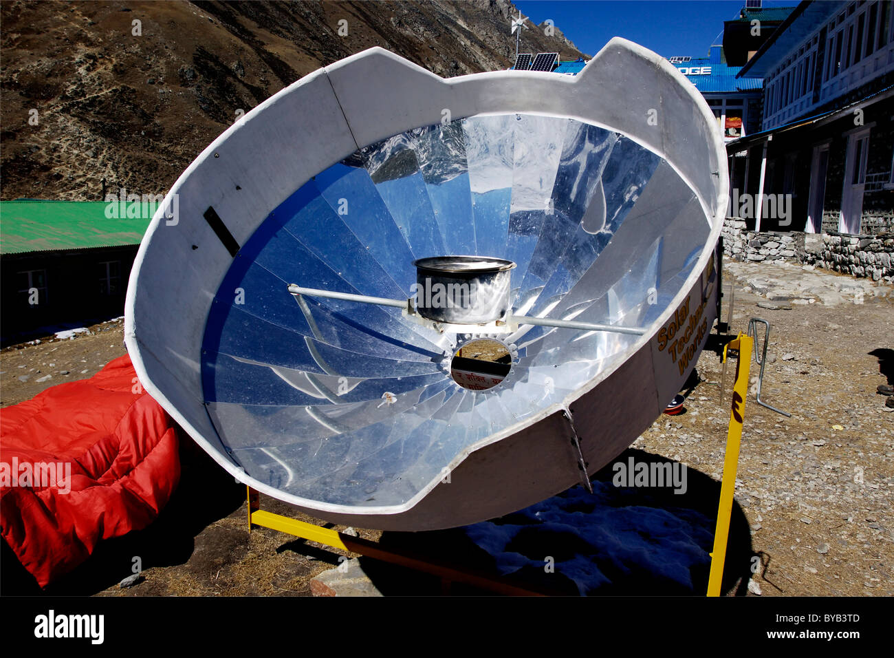 Solarspiegel für die Warmwasserbereitung, Gokyo, Khumbu, Sagarmatha Nationalpark, Nepal, Asien Stockfoto