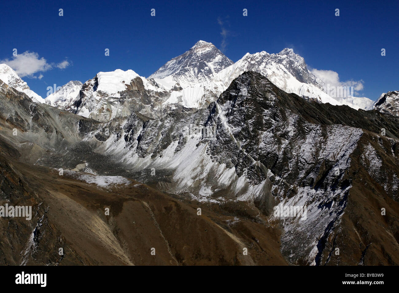 Mount Everest, Mt. Nuptse, links, und Mount Lhotse, rechts vom Gokyo Ri, Khumbu, Sagarmatha Nationalpark, Nepal, Asien Stockfoto