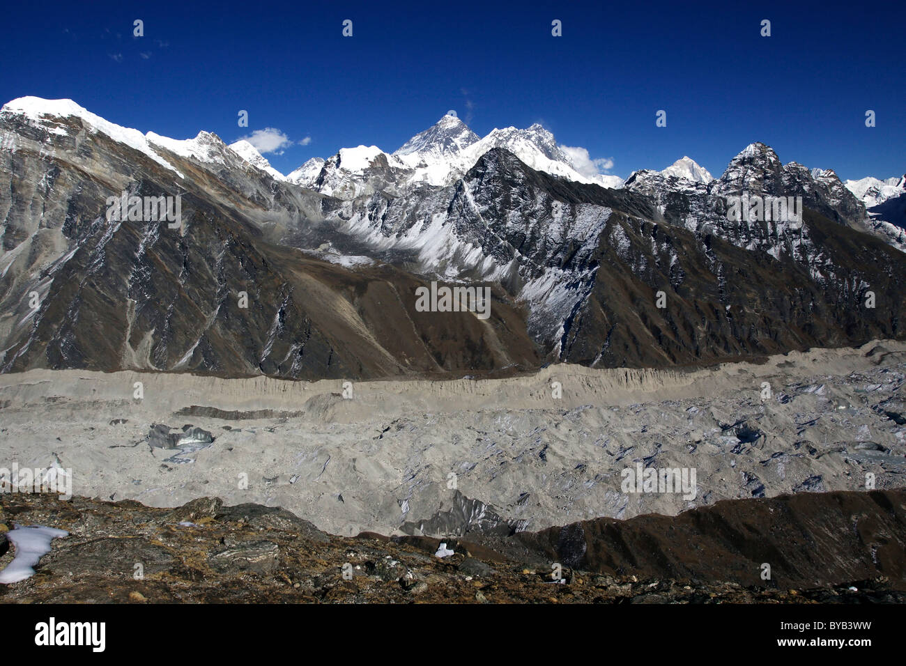 Ngozumpa-Gletscher mit Everest massiv vom Gokyo Ri, Khumbu, Sagarmatha Nationalpark, Nepal, Asien Stockfoto