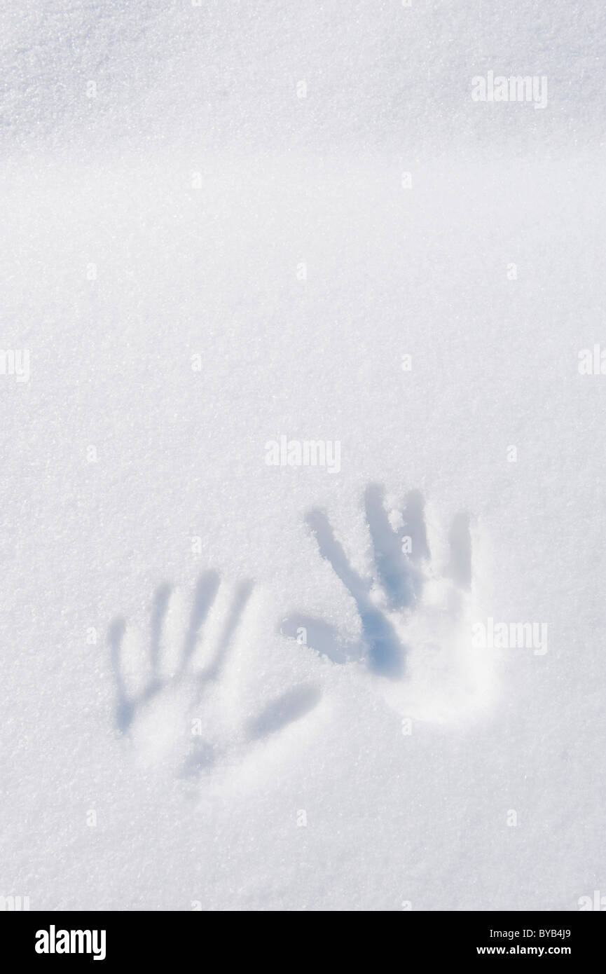Handabdruck im Schnee im Winter, Landshut, niedriger Bayern, Bayern, Deutschland, Europa Stockfoto