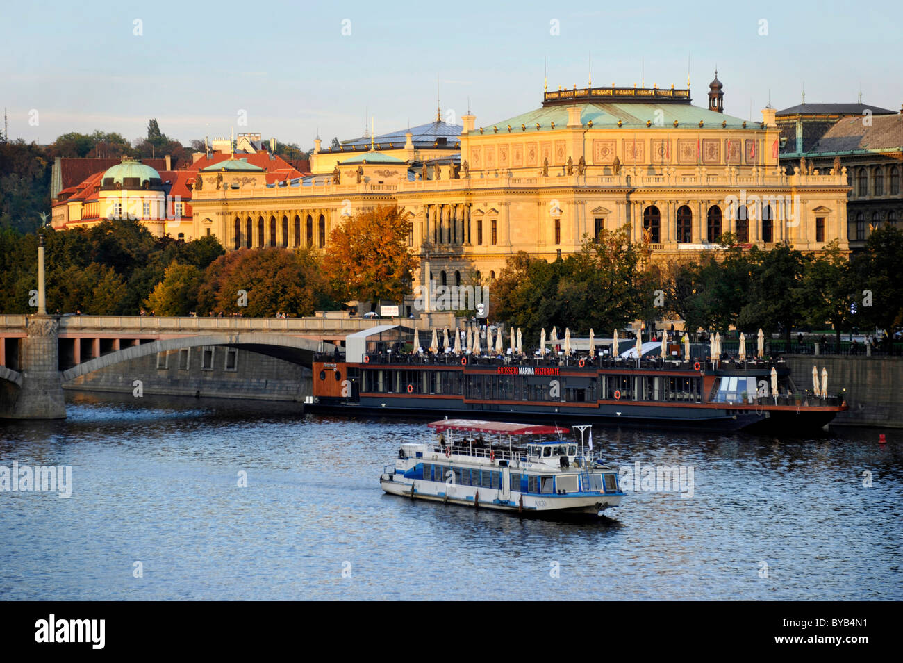 Rudolfinum, Ausflugsschiff, Vltava, Prag, Böhmen, Tschechische Republik, Europa Stockfoto