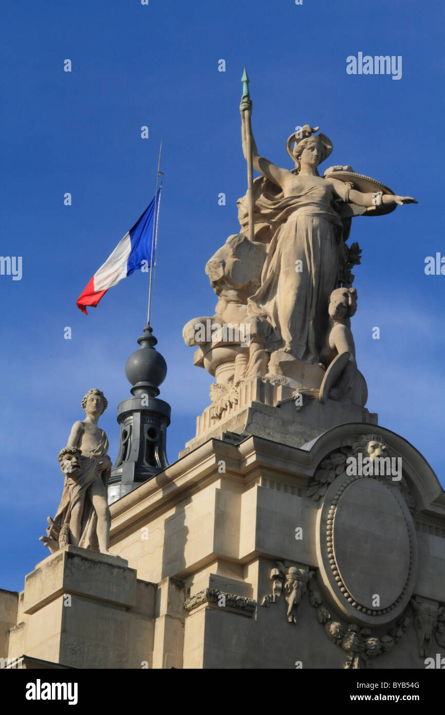 Statuen und französische Flagge auf dem Dach des Grand Palais, Paris, Frankreich, Europa Stockfoto