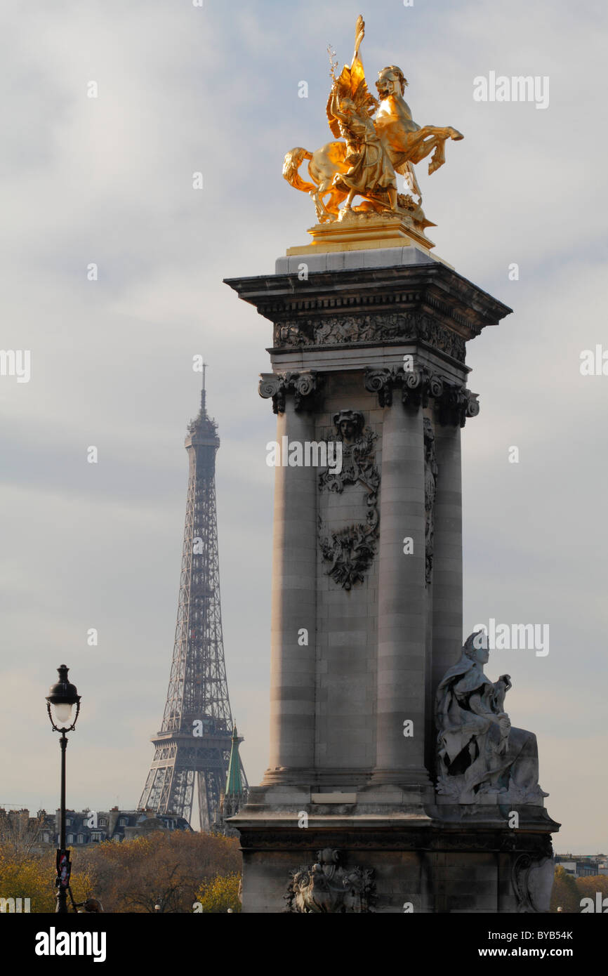 Pfeiler der Brücke Pont Alexandre III und den Eiffelturm, Paris, Frankreich, Europa Stockfoto