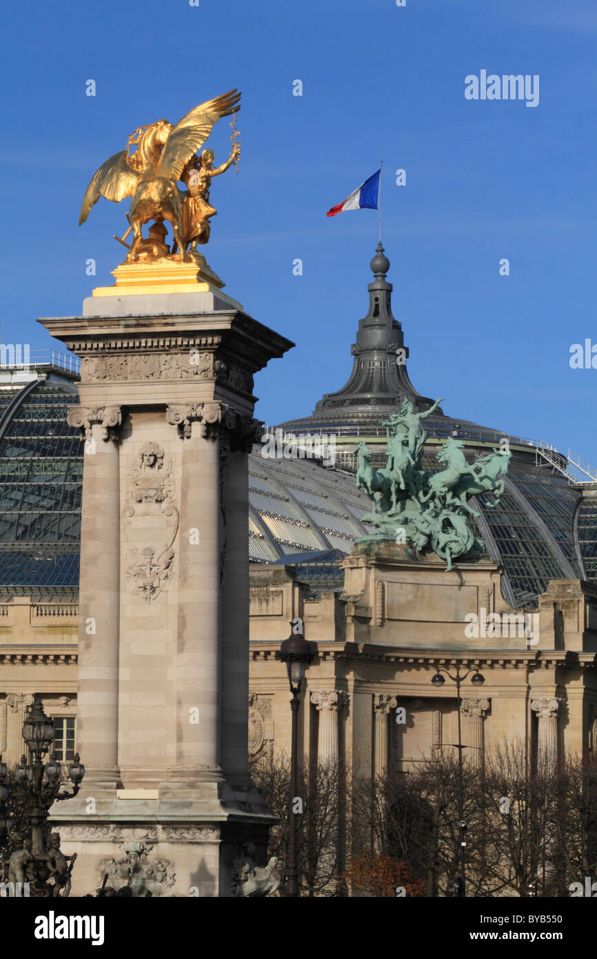 Grand Palais, Säule der Pont Alexandre III Brücke, Paris, Frankreich, Europa Stockfoto